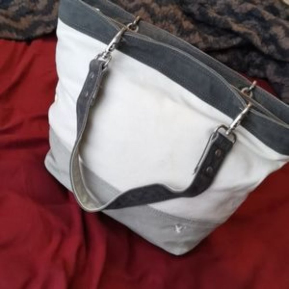 AE canvas bucket bag super cute and beachy! 😎⛱️🌊